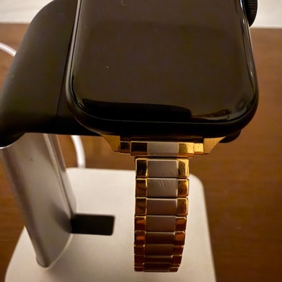 NEW Expandable Apple Watchband - Stainless Steel / 11mm Wide main image 4